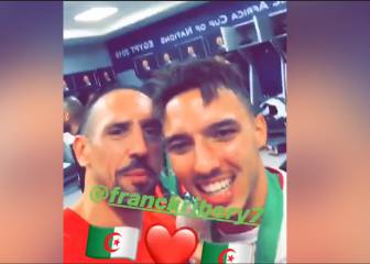 Franck Ribéry festejando junto a los jugadores de Argelia