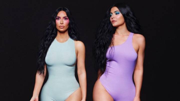 La nueva publicación en Instagram de Kim Kardashian, en la que sale junto a Kylie Jenner, dio de qué hablar pues se le ven seis dedos en el pie izquierdo.