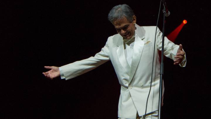 José José agradeciendo a los asistentes de su tributo en vida, en la Arena Ciudad de México, 2015.