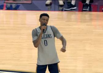 Novato de New Orleans Pelicans canta frente a su público