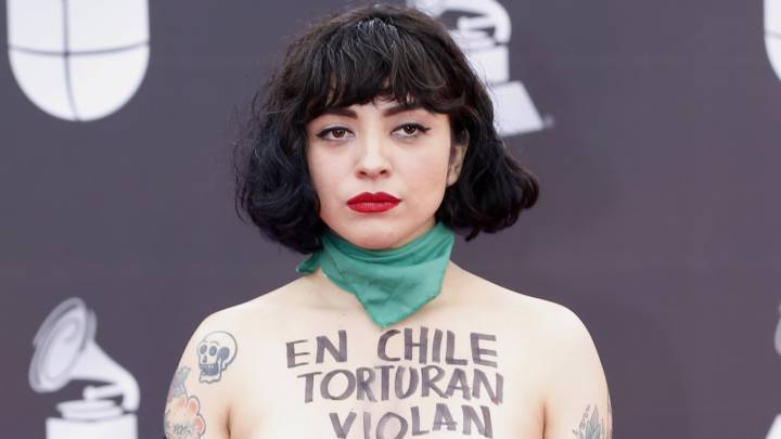 Mon Laferte protesta en la Alfombra Roja de Latin Grammy