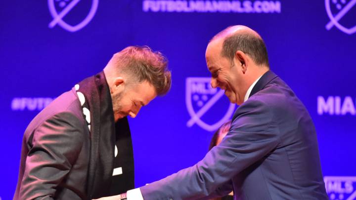David Beckham recibe una bufanda de la MLS por parte de Don Garber, en la presentación del Inter Miami