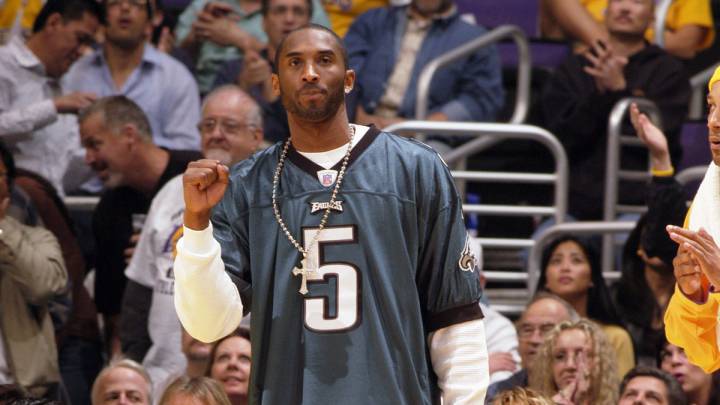 Kobe Bryant con jersey de Eagles