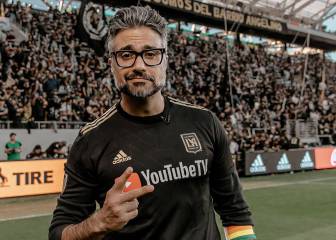 Jaime Camil se burla de Chicharito con goles de Vela
