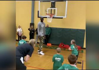 El jugador de los Celtics, Tacko Fall juega con niños