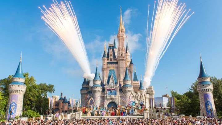 Disney cierra indefinidamente, pagará a sus empleados hasta Abril