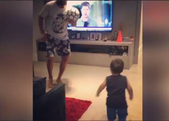 Lo más tierno del día: Padre e hijo entrenando en casa