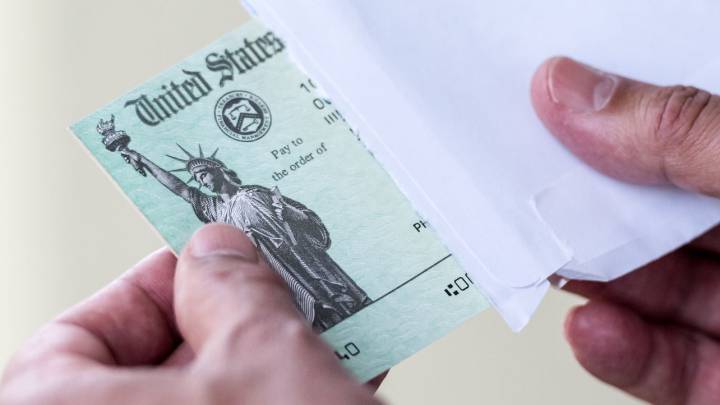 Cheque $1200 en USA: primeros beneficiarios y cuándo se recibe el dinero en el banco