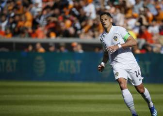 Te Kloese explica que no habrá corte salarial para Chicharito
