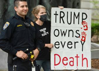 Dejan bolsas falsas de cadáveres frente a edificios de Trump