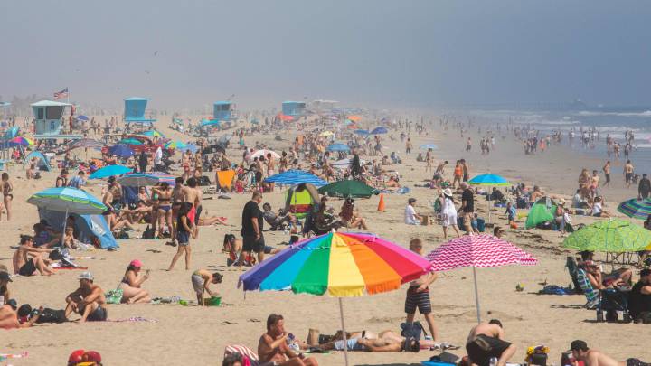 Playas de California abarrotadas pese al brote de coronavirus