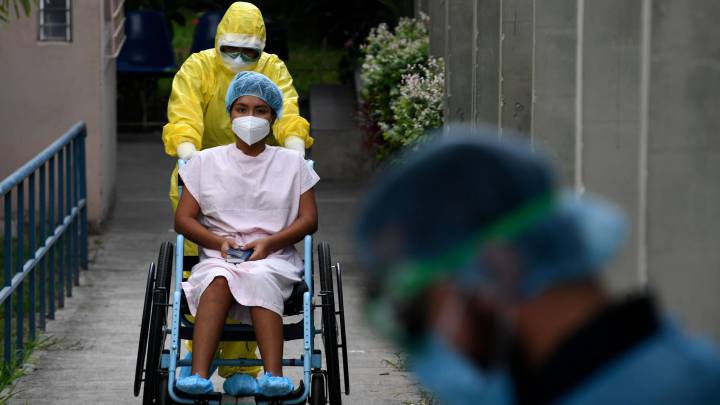Bukele advierte que el sistema de salud de El Salvador puede colapsar
