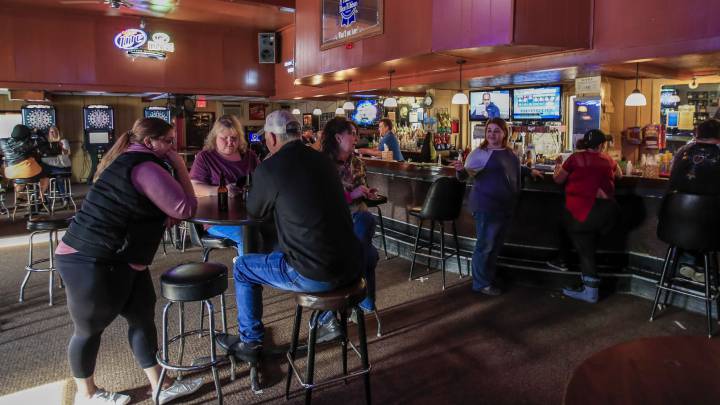 ¿Por qué está reabriendo Wisconsin bares y restaurantes? 