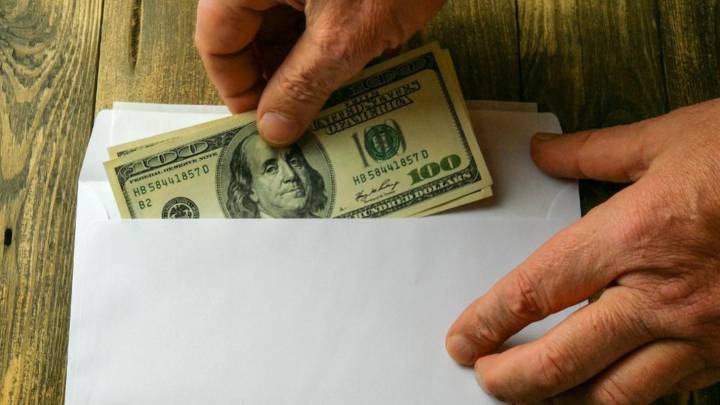Cheque de estímulo: ¿Hay diferencia entre cobrarlo en tarjeta, papel o depósito bancario?