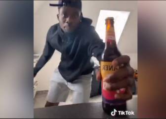 Alphonso Davies nos muestra su manera de destapar una cerveza