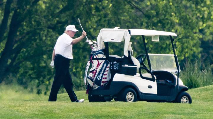 Trump juega golf en Virginia en medio de la pandemia de coronavirus