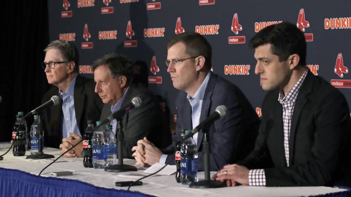 Empleados de los Red Sox están furiosos por recortes salariales