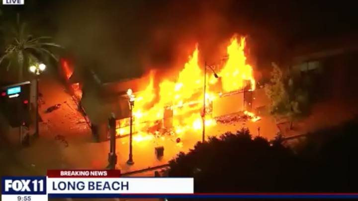 Estados Unidos, en llamas, vive su peor noche: queman banderas, los alrededores de La Casa Blanca, Long Beach...