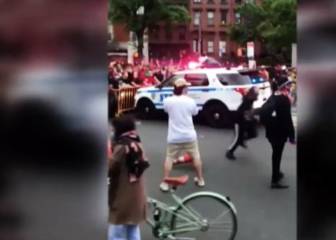 El caos llega a Nueva York: dos coches de policía se llevan por delante a los manifestantes