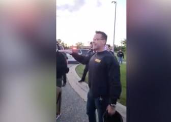 La reacción de un Sheriff que aplaude Twitter: se desarma ante los manifestantes