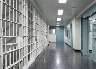 ¿Cómo es la prisión donde se encuentra ingresado el asesino de George Floyd?