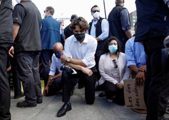 Justin Trudeau se hinca durante protesta para pedir justicia por George Floyd