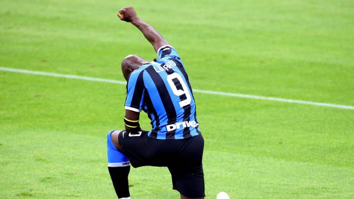 Romelu Lukaku festejó su gol con una señal contra el racismo