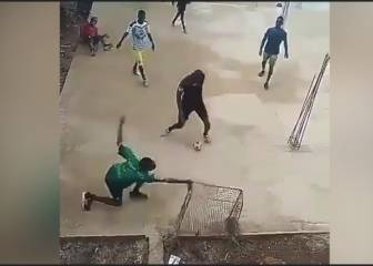 Evitando el gol con uno de los peores recursos