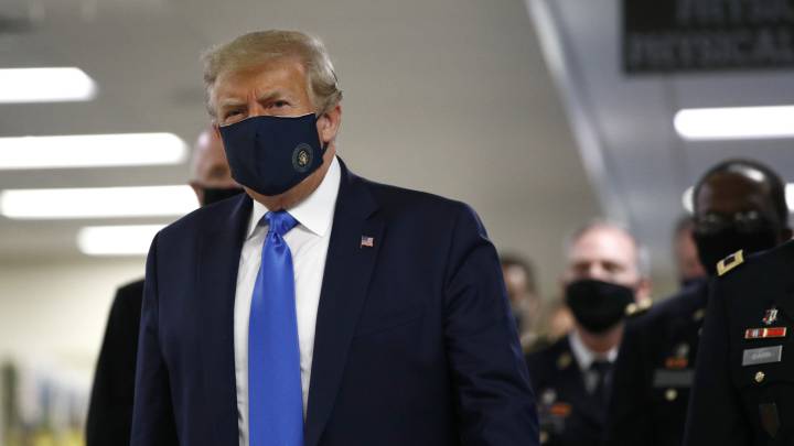 Donald Trump usa mascarilla por primera vez durante la pandemia