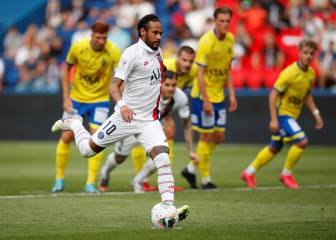 Neymar le enseña a Ramos y a Benzema cómo se cobra un penal al estilo Cruyff