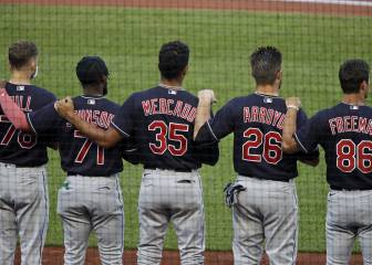 Indians hacen gesto en apoyo a justicia social en el himno