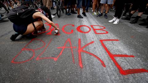 Manifestante pinta nombre de Jacob Blake