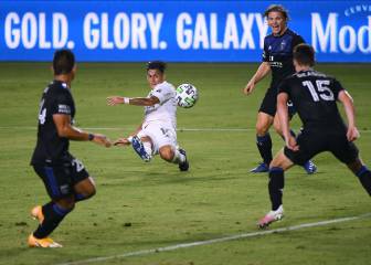 Cristian Pavón lamenta la ausencia de Chicharito por lesión