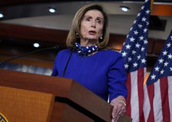 Pelosi, captada sin cubrebocas en un salón de belleza