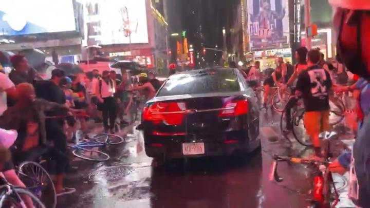 Auto atropella a manifestantes en Times Square, New York