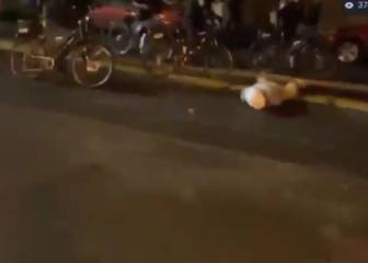 Impactante: Un policía atropella con su bici a un manifestante