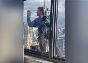 Mientras trabaja su equipo juega los playoffs y hace esto