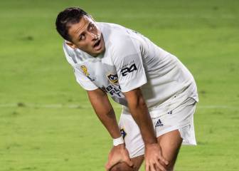 La MLS multa a 'Chicharito' y a Cristian Pavón por indisciplina