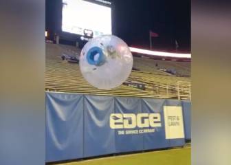 Cae en una burbuja de plástico desde las gradas