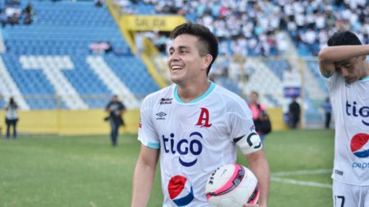 El histórico atacante salvadoreño logró debutar en este torneo con el equipo de sus amores después de largas semanas de espera.