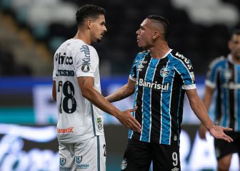 Increíble: expulsan a Pinares, revisan el VAR y anulan la roja