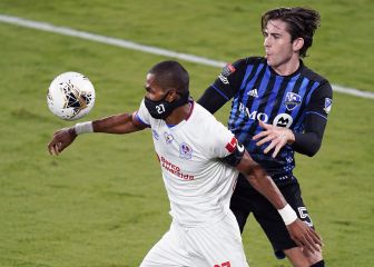 Jerry Bengtson, el único futbolista que usa cubrebocas al jugar