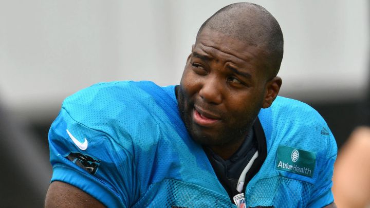 Russell Okung con los Panthers