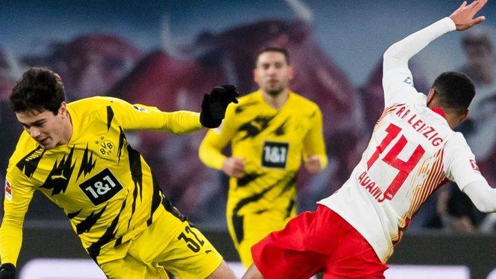 Giovanni Reyna y Tyler Adams disputan un balón en el duelo entre RB Leipzig y Borussia Dortmund.