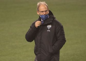 Brian Schmetzer renovó como técnico de Seattle Sounders