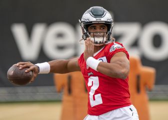 Reporte: Jalen Hurts entrenará con WRs de Eagles