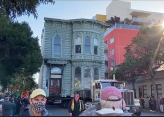 Esta casa con más de 100 años se cambia de calle en San Francisco