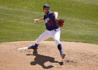 Bauer lanza entrada contra Padres con un ojo cerrado