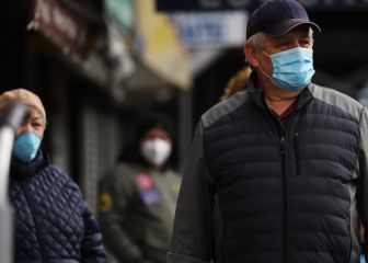 ¿Debo usar cubrebocas o mascarilla tras la vacuna?