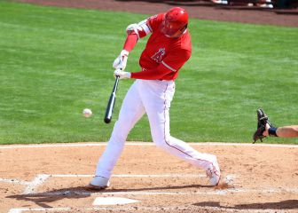 Shohei Ohtani responde en el montículo y al bate